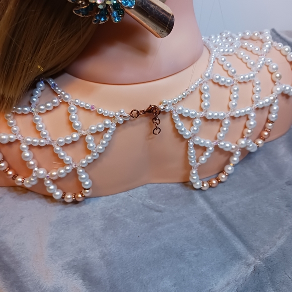 Beaded Pearl & Crystal Shoulder Necklace white and Rose gold pearls - Picture 4 of 4